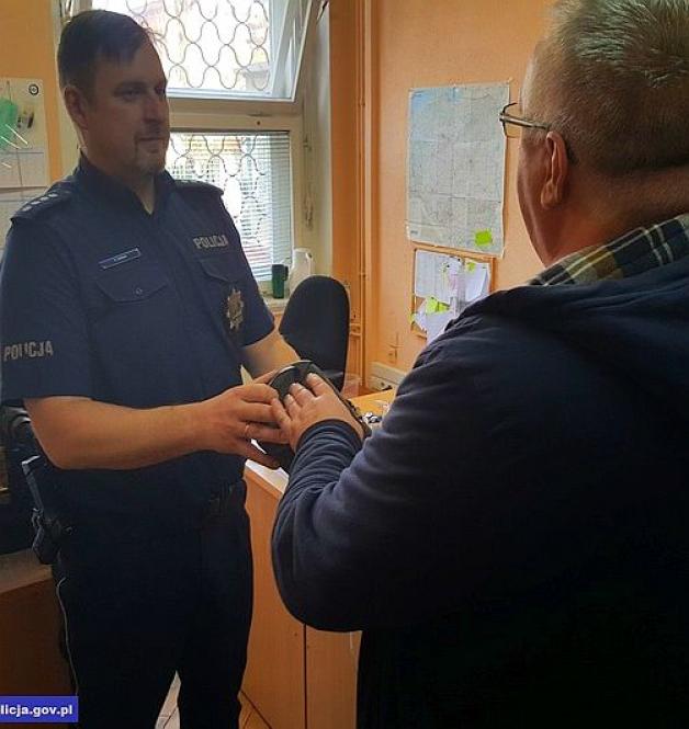 Odpowiedzą za włamania do obiektów sakralnych. Policjanci zatrzymali podejrzanych i odzyskali część skradzionego mienia