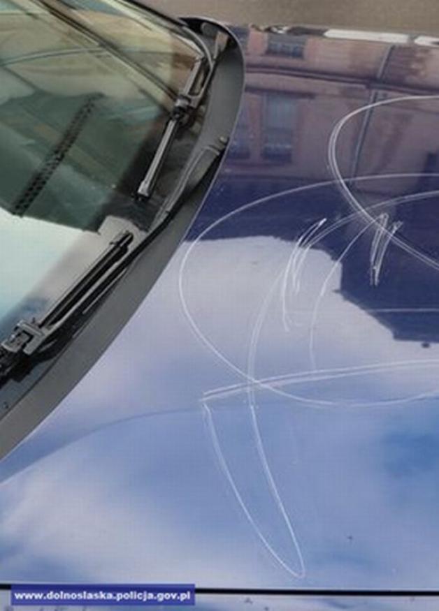 Kłodzko: zniszczył samochód na złość znajomemu. Okazało się, że auto należało do kogoś innego